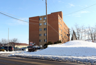 Embassy Apartments in Canton, OH - Foto de edificio - Building Photo