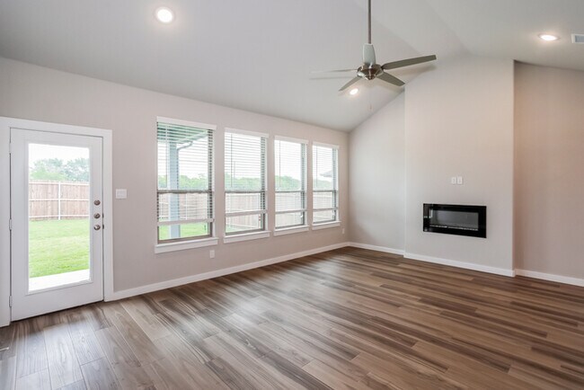 10624 Tonkala Dr in Fort Worth, TX - Building Photo - Building Photo