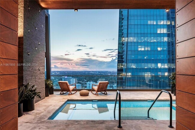 1451 Brickell Ave, Unit 1406 in Miami, FL - Foto de edificio - Building Photo