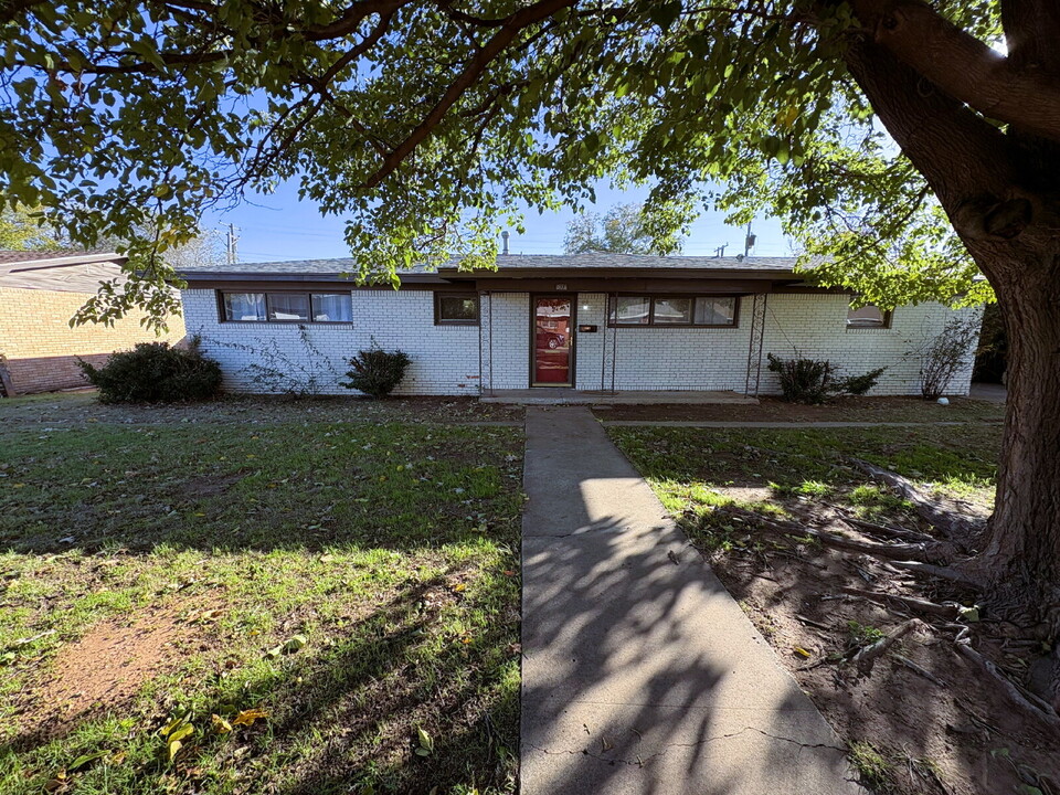 1307 59th St in Lubbock, TX - Foto de edificio