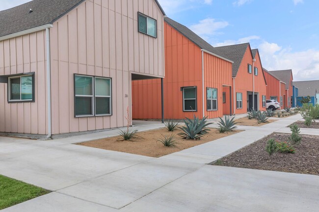 Casitas Lantana in Brownsville, TX - Foto de edificio - Building Photo