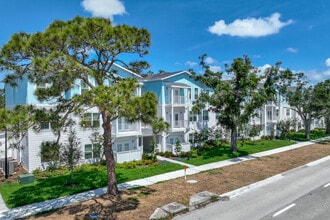 Bayou Court Apartments in St. Petersburg, FL - Foto de edificio - Building Photo