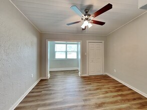 2141 Mango Ave in Sarasota, FL - Foto de edificio - Building Photo