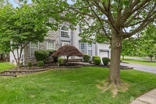 38 Larkspur Dr in Dayton, NJ - Building Photo - Building Photo