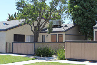 Glenbrook Apartments in Bakersfield, CA - Building Photo - Building Photo