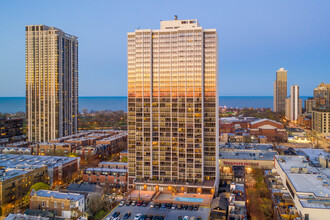 Americana Towers in Chicago, IL - Building Photo - Building Photo