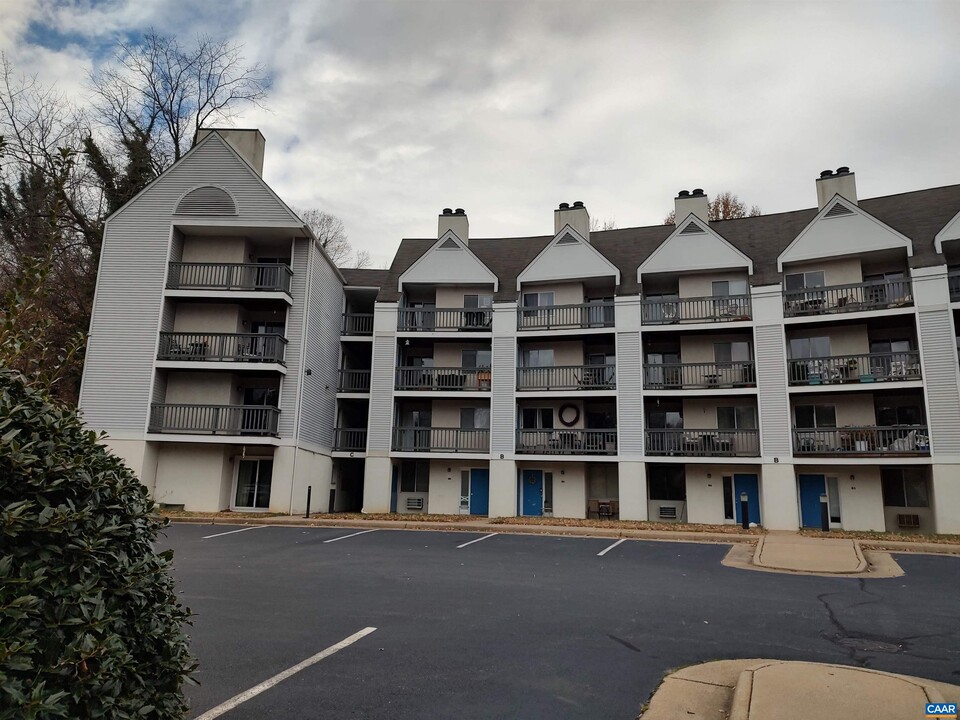 1243 Cedars Ct in Charlottesville, VA - Building Photo