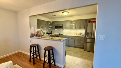 1004 Paradise Rd in Swampscott, MA - Foto de edificio - Building Photo