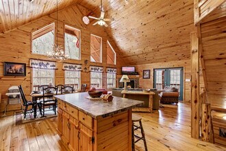 4040 Hickory Hollow Way in Sevierville, TN - Building Photo - Building Photo
