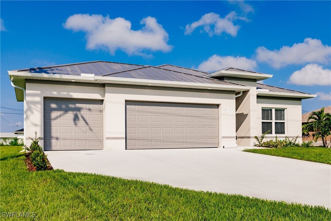 503 NW 7th St in Cape Coral, FL - Foto de edificio