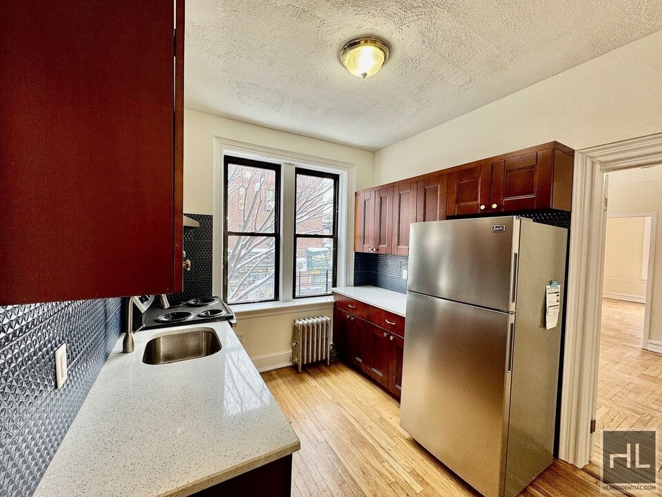79 STREET Stunning 2 bedroom close to all, Unit 2B in Queens, NY - Foto de edificio
