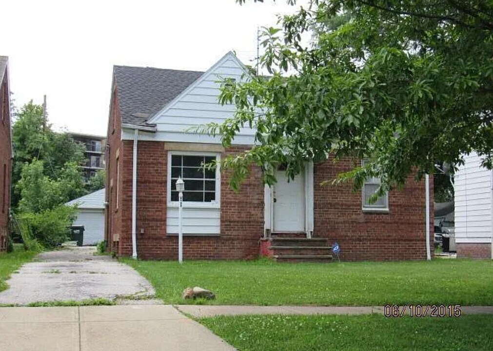 1464 E 195th St in Euclid, OH - Foto de edificio