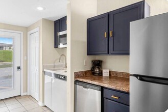 100 Getaway Cir in Kimberling City, MO - Foto de edificio - Building Photo