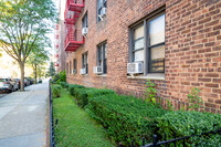 Yellow Stone Gardens in Forest Hills, NY - Foto de edificio - Building Photo