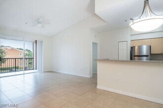 1220 Reserve Way in Naples, FL - Foto de edificio - Building Photo