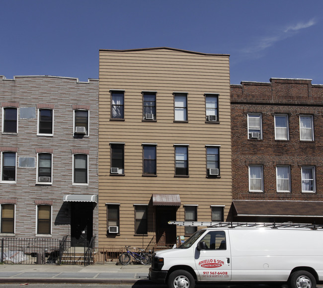 661 Metropolitan Ave in Brooklyn, NY - Building Photo - Building Photo