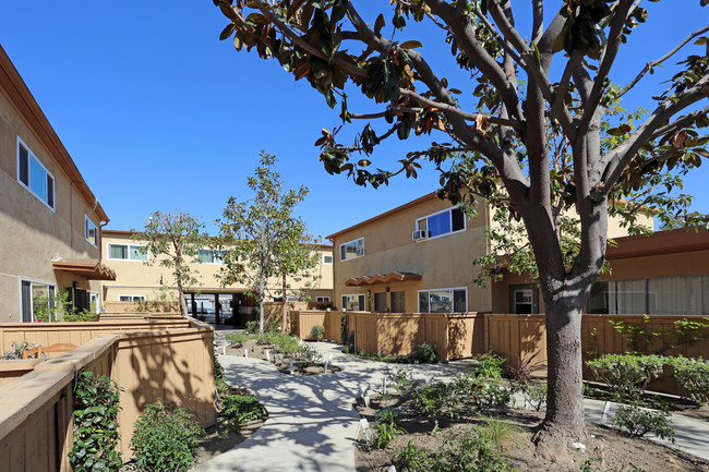 Diamond Crest Apartments in Buena Park, CA - Building Photo - Building Photo