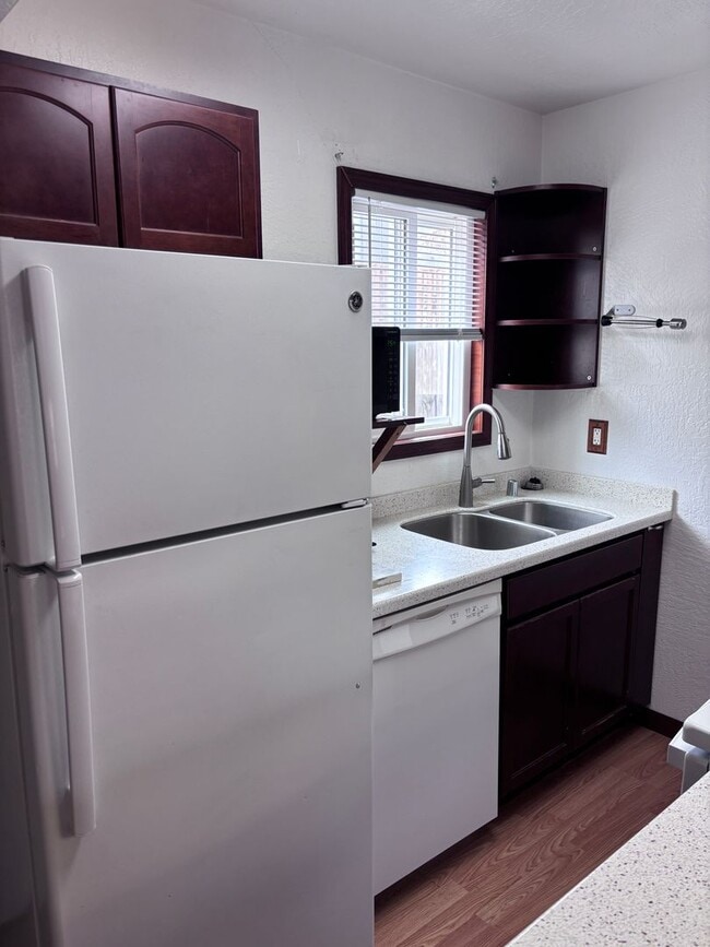 12327 Lake St in Anchorage, AK - Building Photo - Building Photo