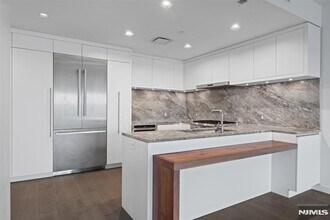 320 Adolphus Ave, Unit 812 in Cliffside Park, NJ - Foto de edificio - Building Photo