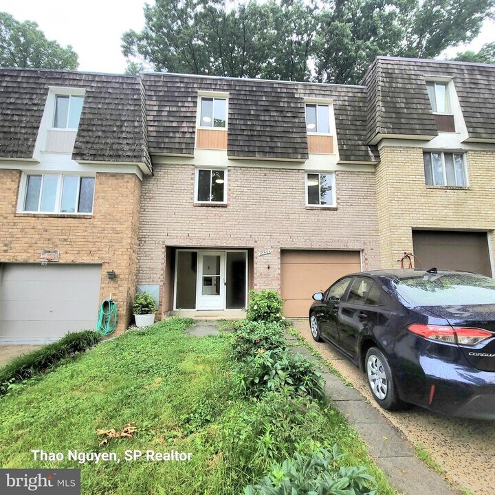 10534 Cambridge Ct in Montgomery Village, MD - Building Photo
