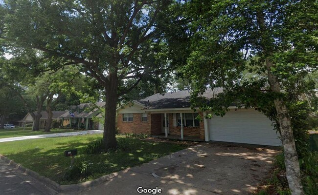 2111 Timber Ln in Conroe, TX - Foto de edificio - Building Photo