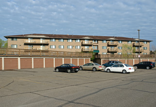 Shadowlawn Estates in Vadnais Heights, MN - Foto de edificio - Building Photo