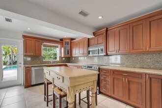 1432 SW 11th St in Miami, FL - Foto de edificio - Building Photo