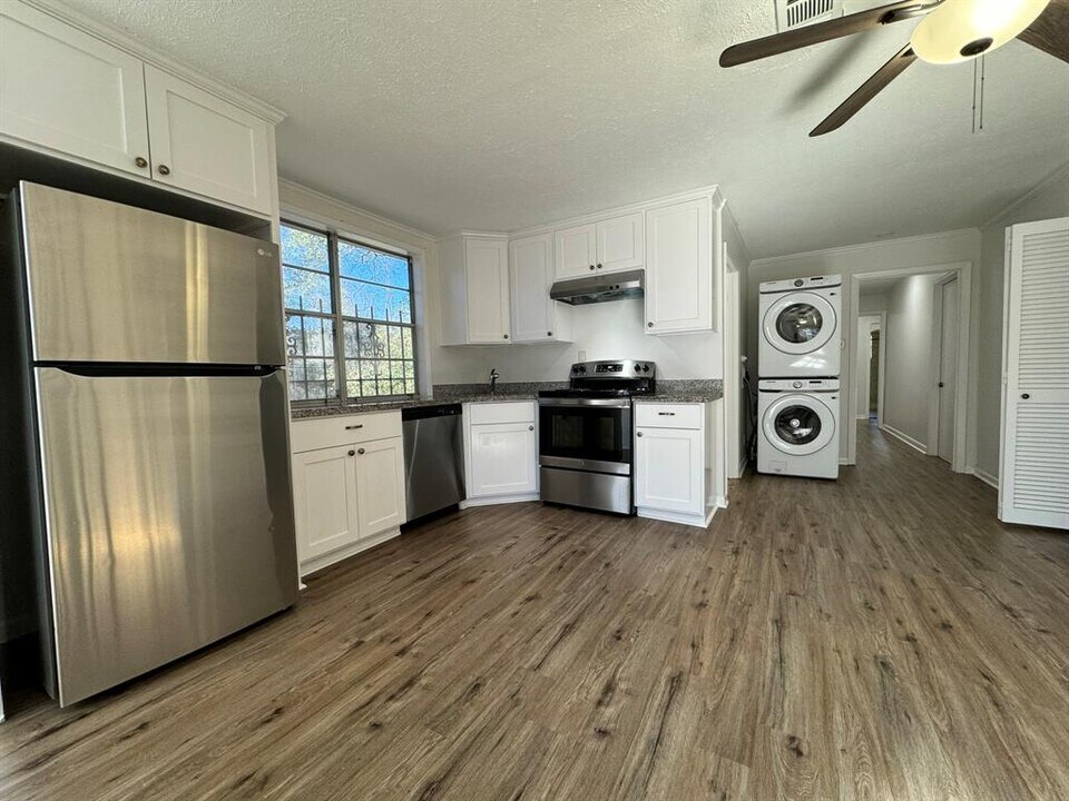 2019 N Thompson St in Conroe, TX - Building Photo