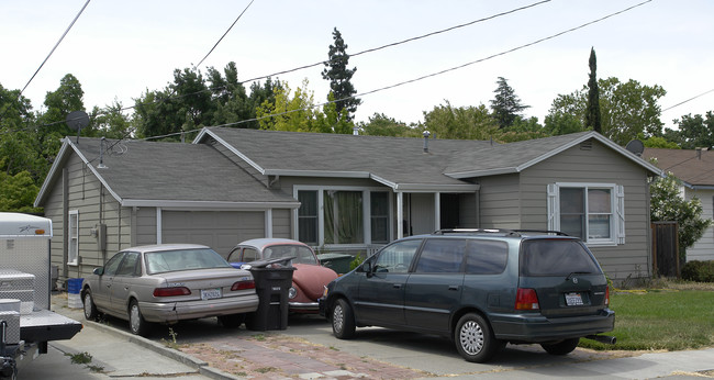 2460 Maple Ave in Concord, CA - Foto de edificio - Building Photo