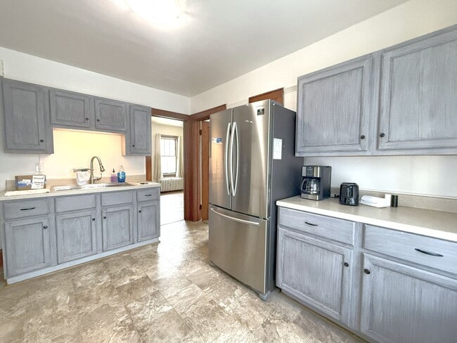 property at 1411 W Rawson Ave