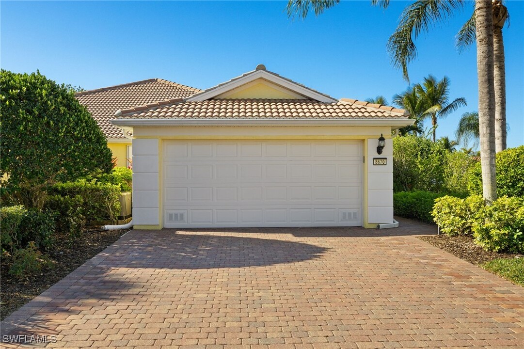 8670 Erice Ct in Naples, FL - Foto de edificio
