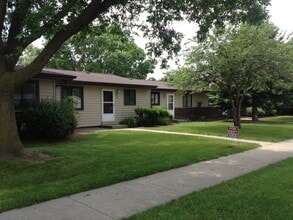 2068 Townline Rd, Unit A1 in East Troy, WI - Foto de edificio - Building Photo