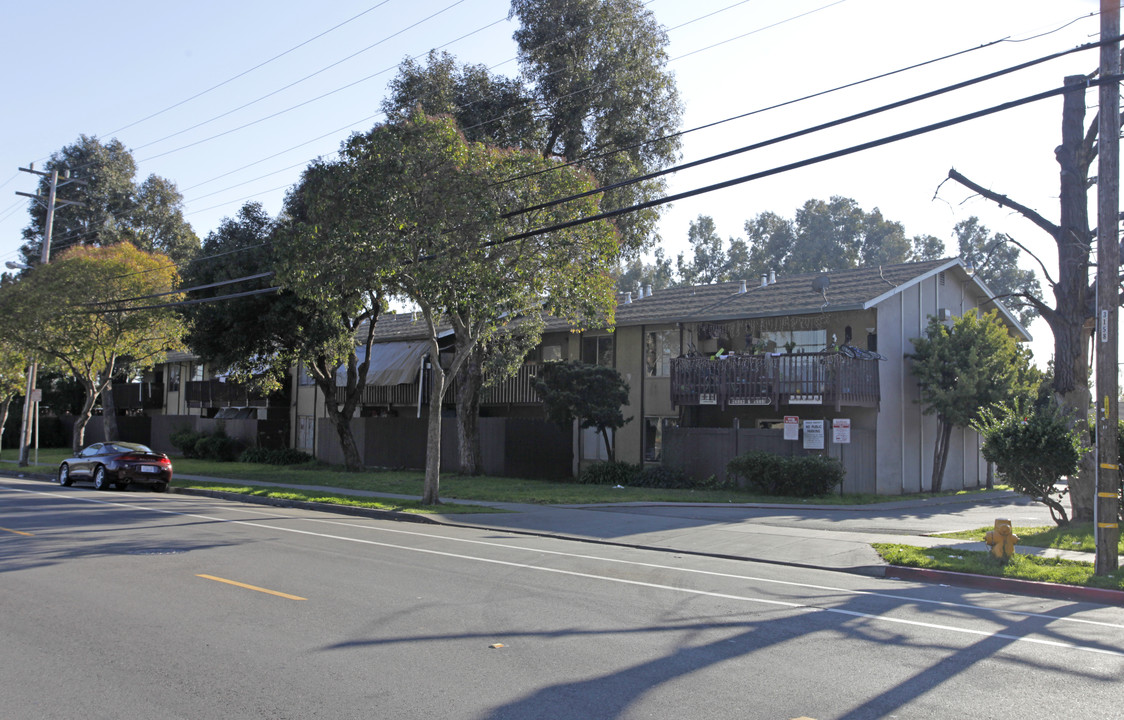 Garden Court Manor Apartments in Hayward, CA - Building Photo