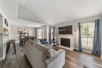 7200 T C Jester Blvd in Houston, TX - Building Photo - Building Photo