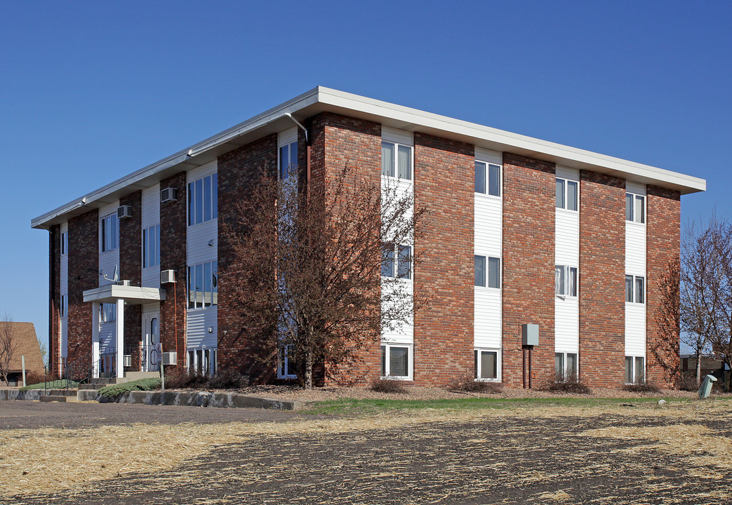 805 School St NW in Elk River, MN - Building Photo