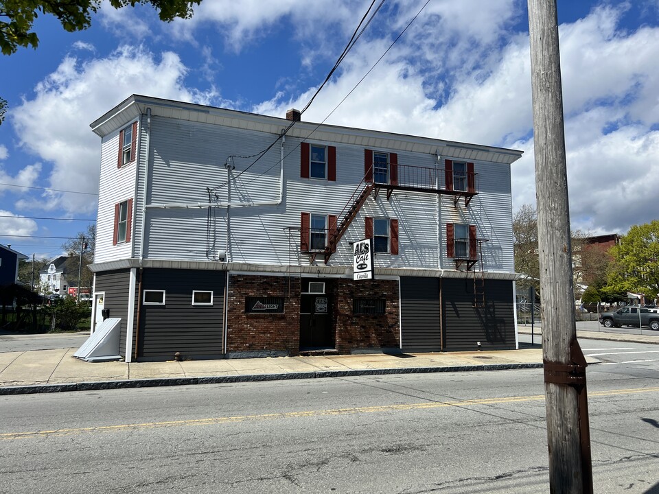 577 Belleville Ave in New Bedford, MA - Building Photo