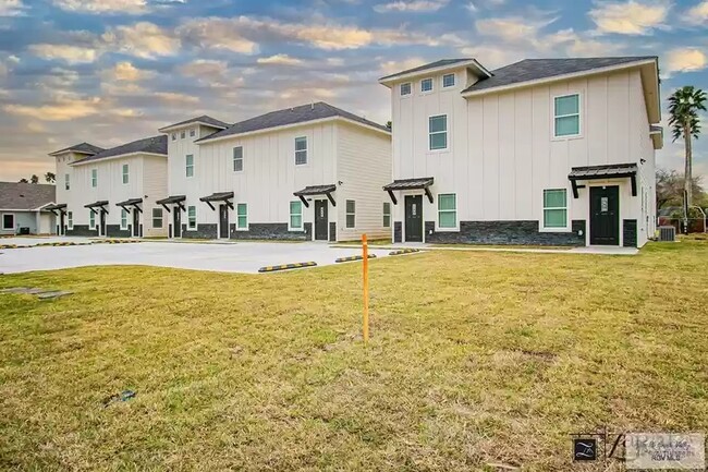 405 Lion's Villa AV in La Feria, TX - Foto de edificio - Building Photo