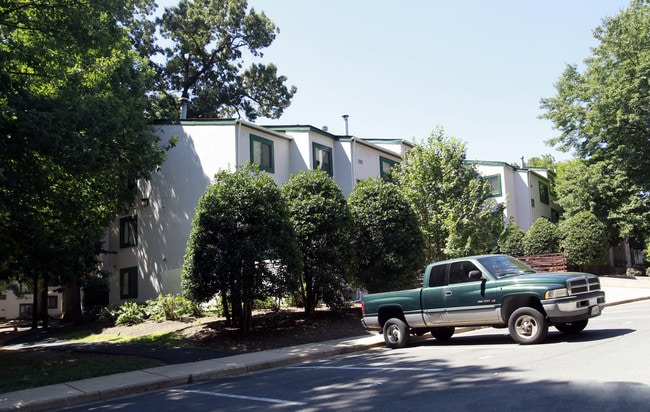 Stonegate Village in Reston, VA - Foto de edificio - Building Photo