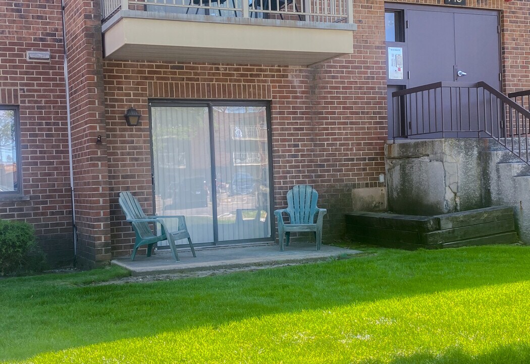 715 W Central Rd in Mount Prospect, IL - Building Photo