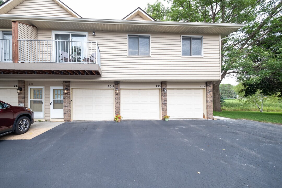 733 Parkside Dr in Vadnais Heights, MN - Building Photo