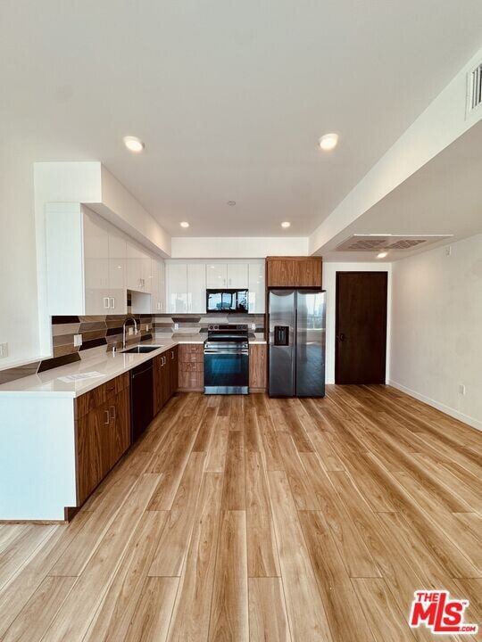 252 N Hoover St in Los Angeles, CA - Building Photo