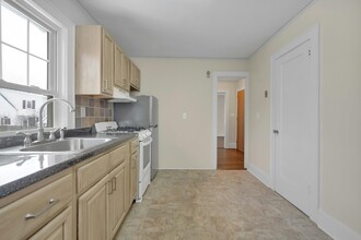 14 Oakridge Pl-Unit -2nd Floor in Eastchester, NY - Building Photo - Building Photo