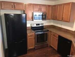 27208 Chesapeake Cir in Commerce Township, MI - Building Photo - Building Photo