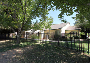 The Meadows in Bakersfield, CA - Building Photo - Building Photo