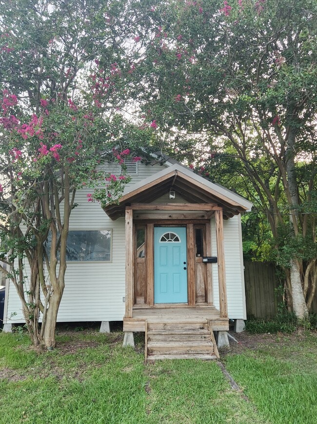 property at 913 Louisa Ave
