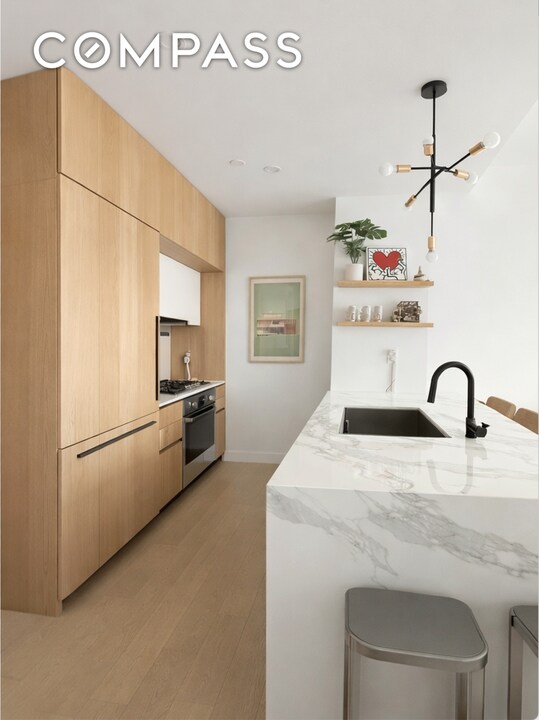 45-07 Ct Square W in Queens, NY - Building Photo