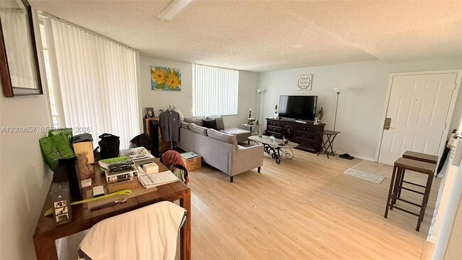 4055 W McNab Rd in Pompano Beach, FL - Foto de edificio - Building Photo