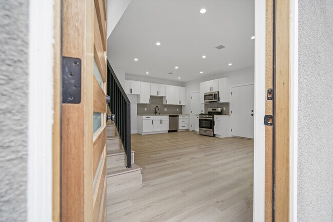 10900 Baird Ave, Unit Rear House