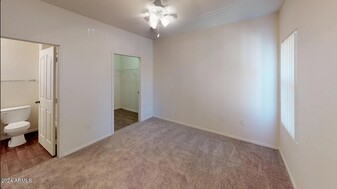 16682 N W Point Pkwy, Unit 2 in Surprise, AZ - Foto de edificio - Building Photo