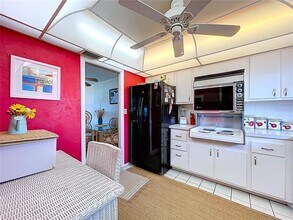 4650 Cove Cir in St. Petersburg, FL - Foto de edificio - Building Photo